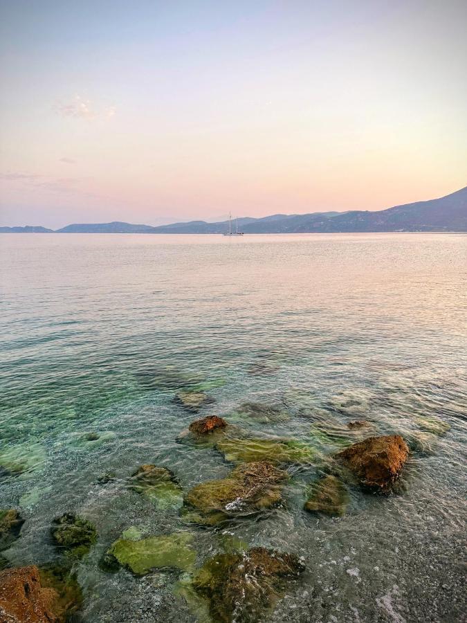 Beach Retreat In Town Corinth 외부 사진